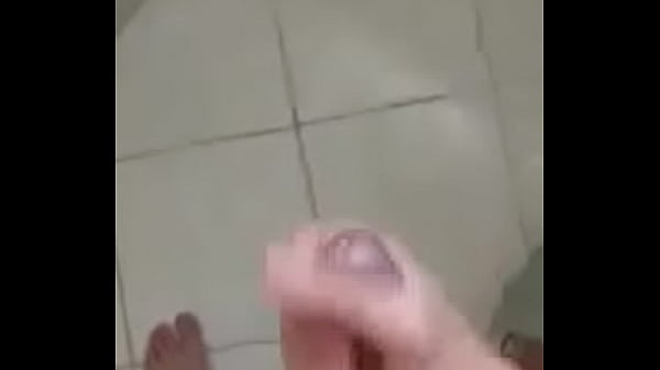 batendo uma no banheiro de casa