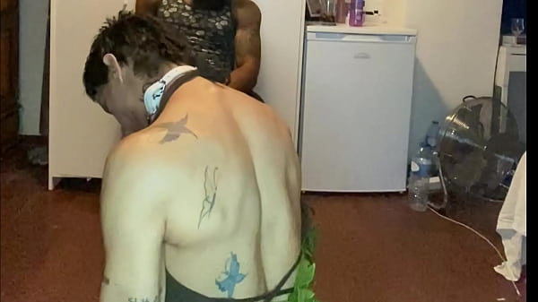 UMA SUBMISSA BEM TREINADA SABOREANDO MEUS PES 