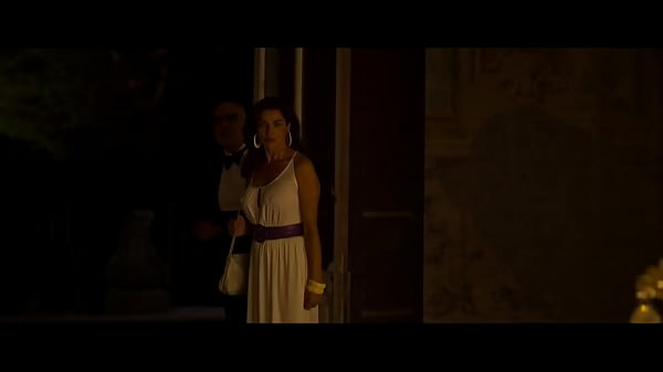 Luisa Ranieri prende il sole nuda su una barca 