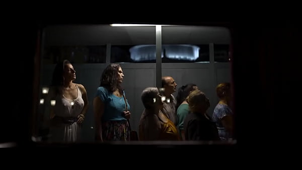 Luisa ranieri prende il sole nuda su una barca 