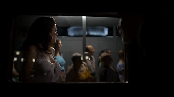 Luisa ranieri prende il sole nuda su una barca