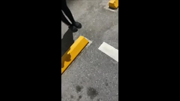 Nonton Twit◯erの裏垢女子の人妻と深夜2時にコンビニに待ち合わせしてドライブした後にラブホで金玉の筋を舐めてもらってお互いにイキまくりました。 thumbnail