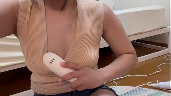 オイルマッサージしてたらどんどん手がおまんこに伸びてそのままオナニーしてしまってイキまくりました 