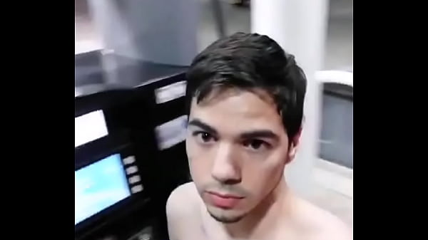 Play MP4 - pelado no posto de gasolina