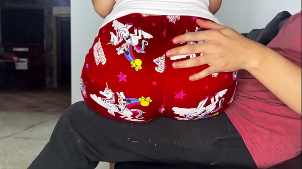 PADRASTROAPROVECHANDO ELCULO DESU HIJASTRA SENTADA EN_SUS PIERNAS