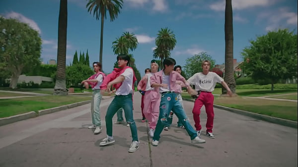 8 chicos se follan hasta quedar secos 