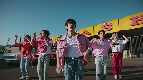 8 chicos se follan hasta quedar secos 