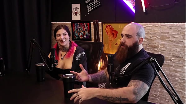 Eles estavam transando e uma bucetaapareceu na cara dele Queen e Iron