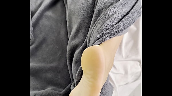 Nonton Burguesa Deitadinha Seus P&eacute;s Deliciosos thumbnail