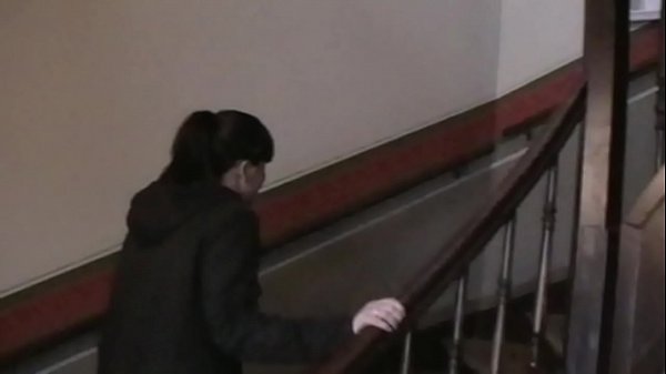 Studentin aus Innsbruck wichst sich im Flur 