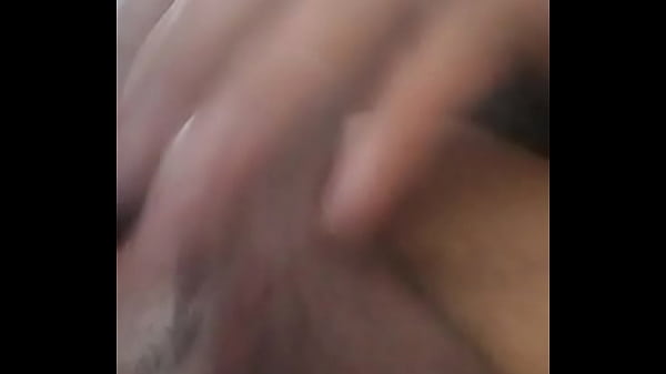 Se la hace mientras mira v&iacute_deos.com