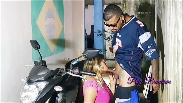 Paty Bumbum Da Bola Para Motoqueiro No Beco Do Saci thumbnail