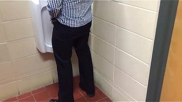 Clip - Hai thanh ni&ecirc;n xếp h&igrave;nh trong nh&agrave; vệ sinh 