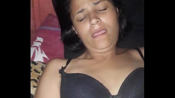Play MP4 - Minha mulher se divertindo sosinha na cama