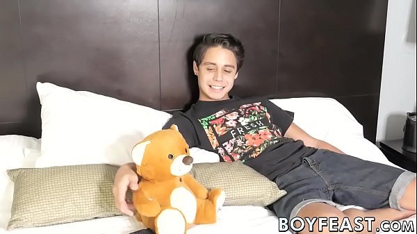 Play MP4 - Horny skinny twinks fuck in threesome at a London hotel