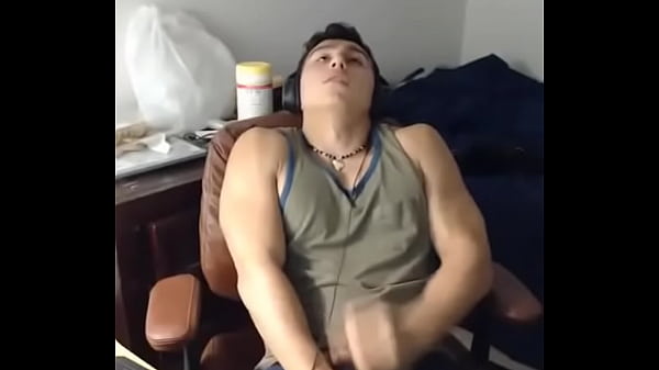 chavito masturb&aacute;ndose 