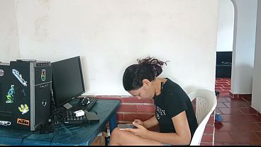 Mientras mi novia estáen la universidad su hermanastra y yo calmamos_nuestra_calentura follando