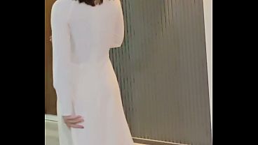 Nonton A Beautiful Lady In Traditional Vietnamese Attire In A Foreign Land- Nữ Sinh &aacute;o D&agrave;i thumbnail