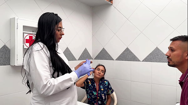 Doctoras pervertidas se comen el culo de su paciente homosexual y les da una sorpresa-PARTE 1 