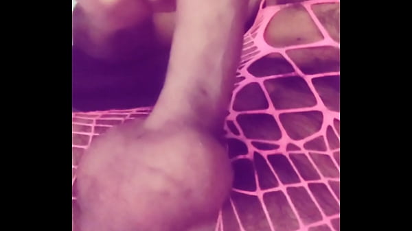 Masturbe avec ma tunique rose 