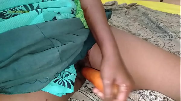 सब्जियों में एक बड़े गधे के साथ परिपक्व चाची 