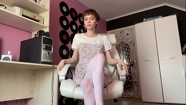 Nonton A Slim, Beautiful Babe Takes Off Her Dress And Lingerie, Starts To Masturbate, And Gets A Quick Orgasm thumbnail