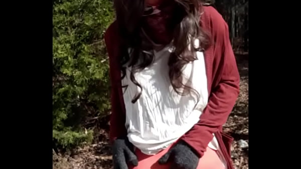 Play MP4 - Jewels cumming outdoors