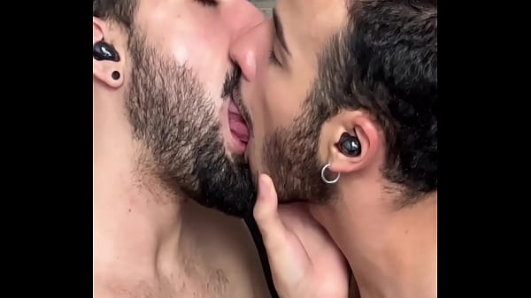 Play MP4 - Compilation of hot guys kissing - Vincent and Vitor