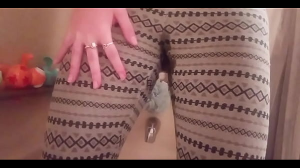 Play MP4 - Girl pees her leggings