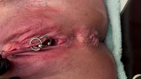 Nonton Pee Very Strong Stream From My Pierced Pussy And My Hands In Latex Glove thumbnail