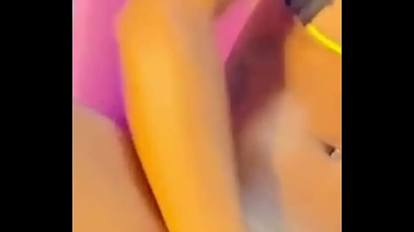 Safada morena gozando 