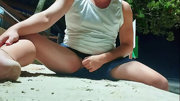 Play MP4 - People at the beach freak out when I get wet in my shorts