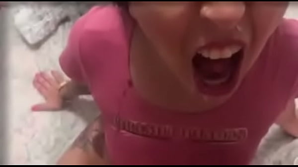 Soquei o consolo at&eacute; o talo e depois meti a m&atilde;o inteira no meu rabo