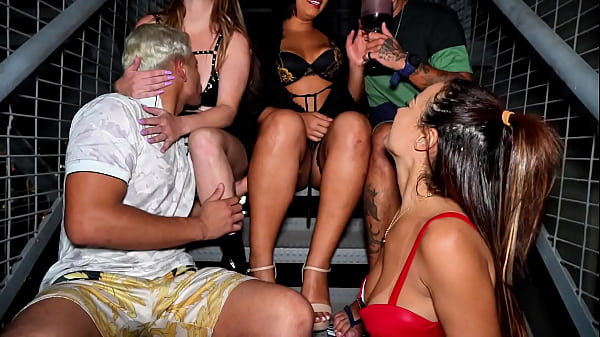 free 3 slutty milfs and 2 big cocks join in an animated orgy 