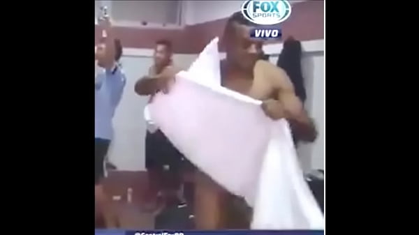 Play MP4 - Jogador do gremio pelado no vesti&aacute;rio - L&eacute;o Gomes pelado gremio