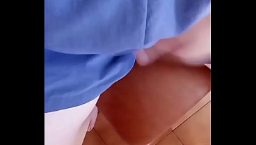 GretaLa, non riesce a non toccarsi 