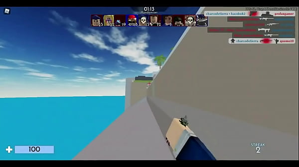 joven mano ido_mueve a_mujersuela azul