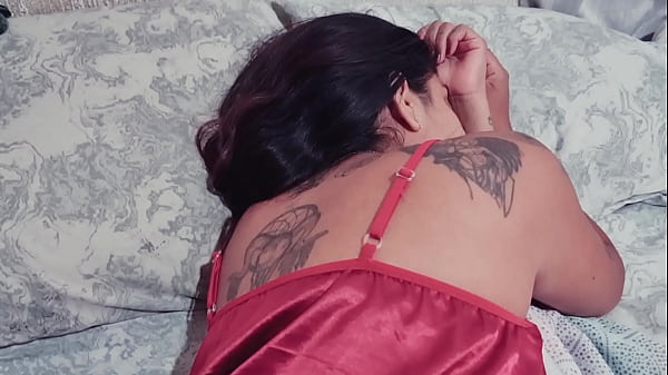 Me despierta metiendo su verga 