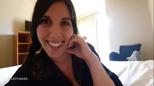 Mi madrastra me despierta, me descubre muy excitado y me masturba 