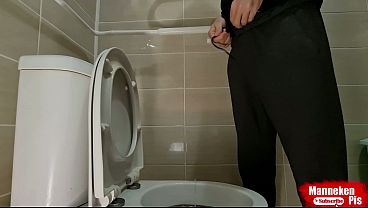 लड़का खतनारहित लंड और बड़ी गेंदों के साथ पेशाब कर रहा है 