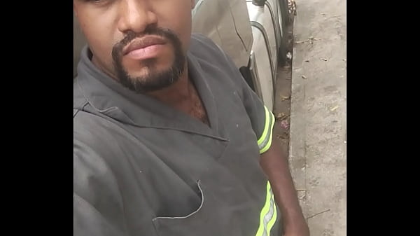 Play MP4 - Parei o caminh&atilde;o pra dar uma mijando e subiu aquele cheiro de pika que deu at&eacute; tes&atilde;o