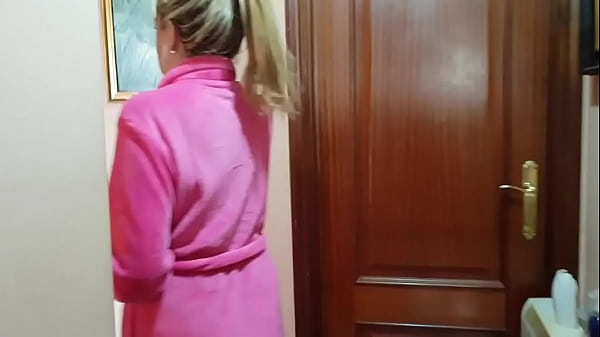 El Marido me deja grabar a su mujer mientras se ducha y se masturba para mi