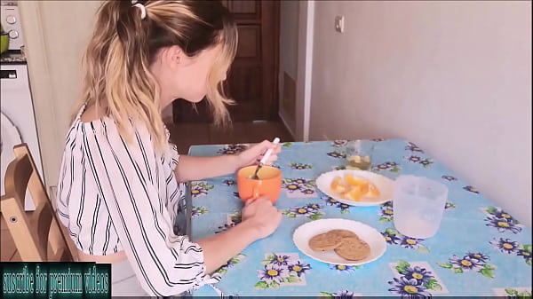 Play MP4 - I give milk to my friend's hair so she can comb her hair