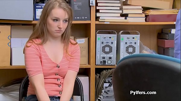 Teencutie spreads wide on office desk for guards cock