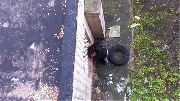 Un_cocu matte sa femme se faire défoncer derrièrechez eux