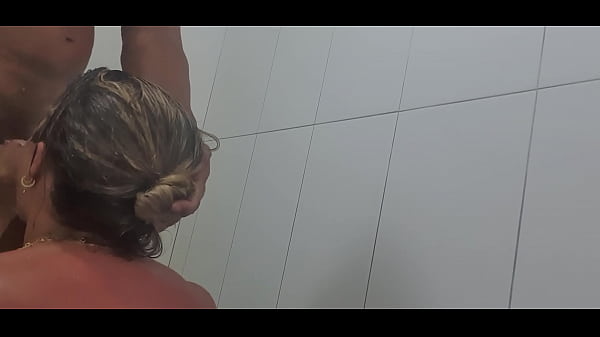 Play MP4 - FUDENDO MINHA ESPOSA NO BANHEIRO DO HOTEL E GOZANDO NA BOQUINHA DELA