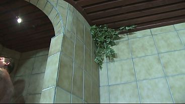 Nonton Gaping Hairy Grandma Seduces Hot Tub Guy & Begs Him To Ruin Her Old Holes Raw thumbnail