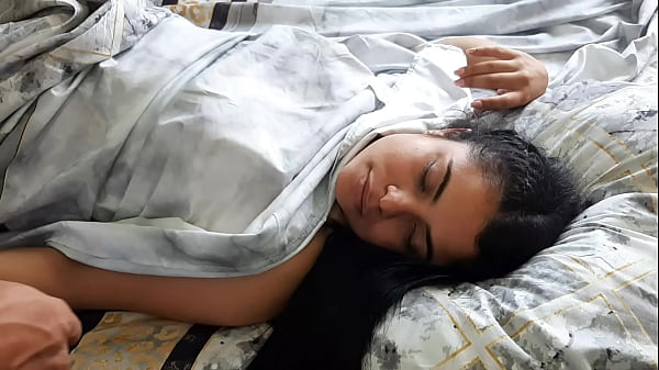 Interrumpo el descanso de mi hermanastra para que me haga una rica mamada 