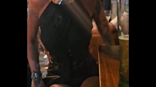 Je retire ma culotte en public tu veut voir la photo sans culotte avec les 