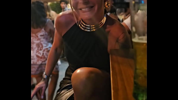 Je retire ma culotte en public tu veut voir la photo sans culotte avec les